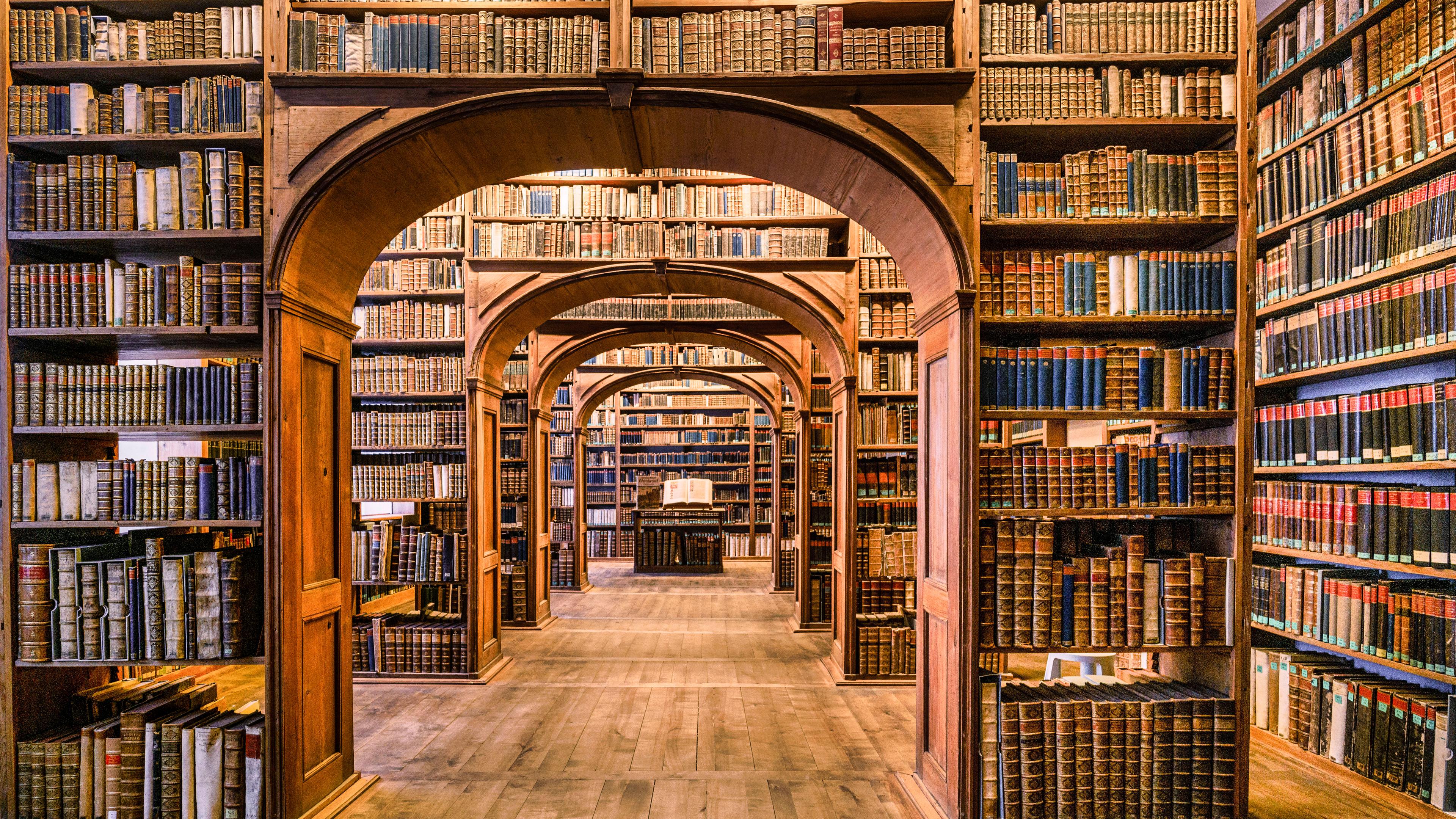 Volle Bücherregale