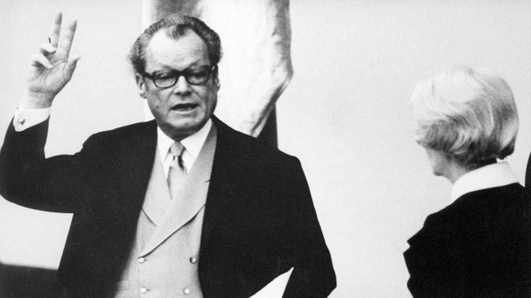 Willy Brandt bei seinem Amtseid