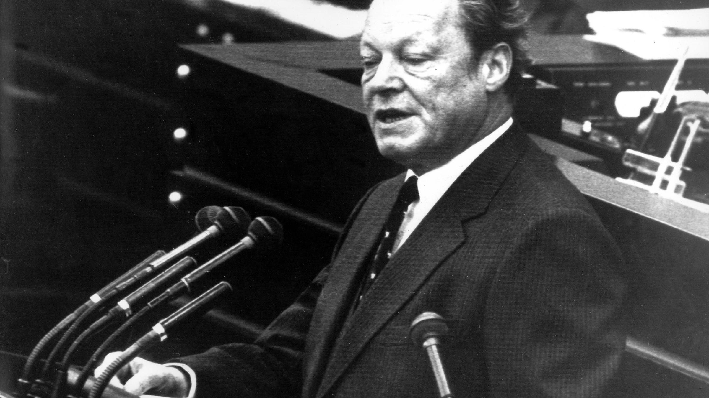 Willy Brandt stellt im Bundestag die Vertrauensfrage.
