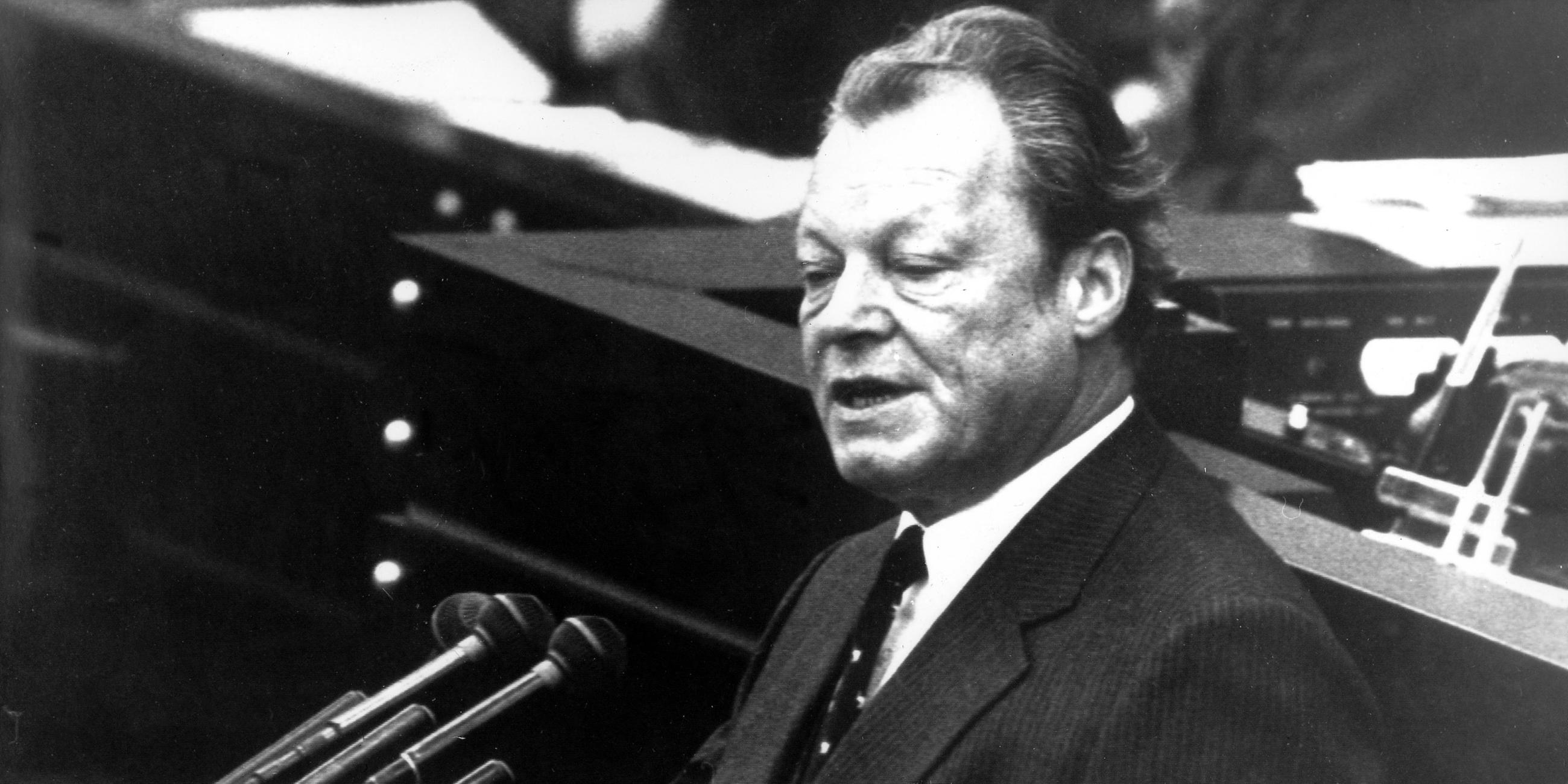 Willy Brandt stellt im Bundestag die Vertrauensfrage.