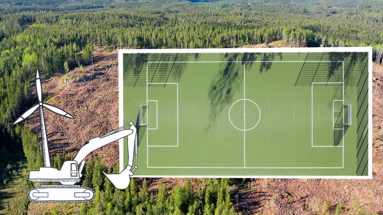 Gerodete Fläche mit einem Fußballfeld zum Vergleich, Bagger mit Windrad