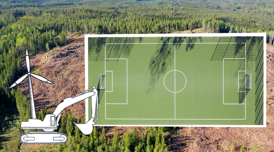 Gerodete Fläche mit einem Fußballfeld zum Vergleich, Bagger mit Windrad