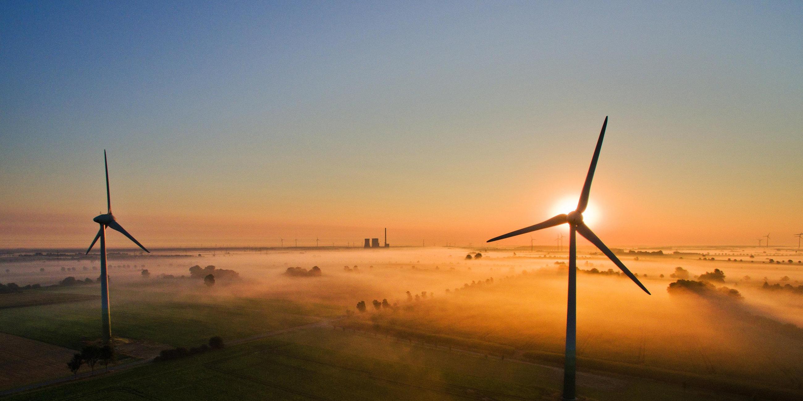 Windräder vor einem Sonnenuntergang
