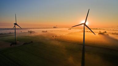 Windräder vor einem Sonnenuntergang