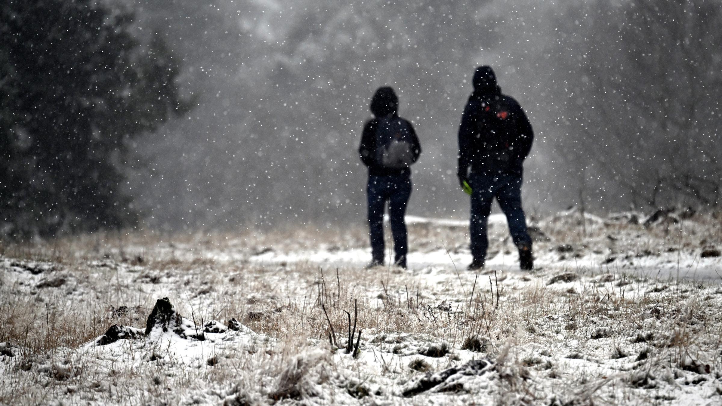 Zwei Wanderer gehen in Winterberg spazieren 