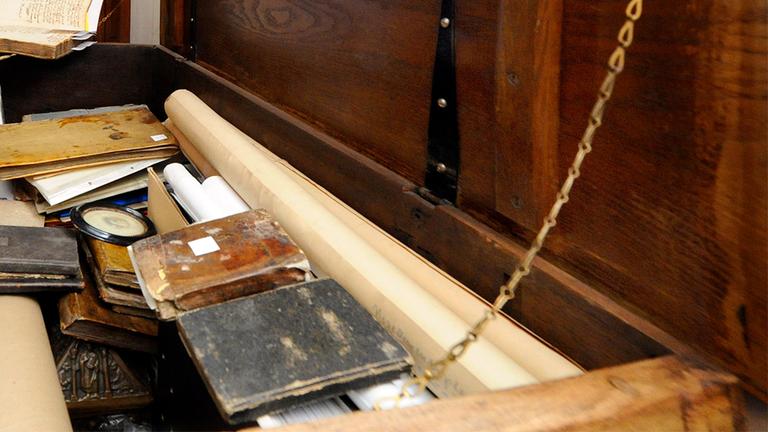 Alte Truhe voller alter Bücher, Schriften und Zeug.