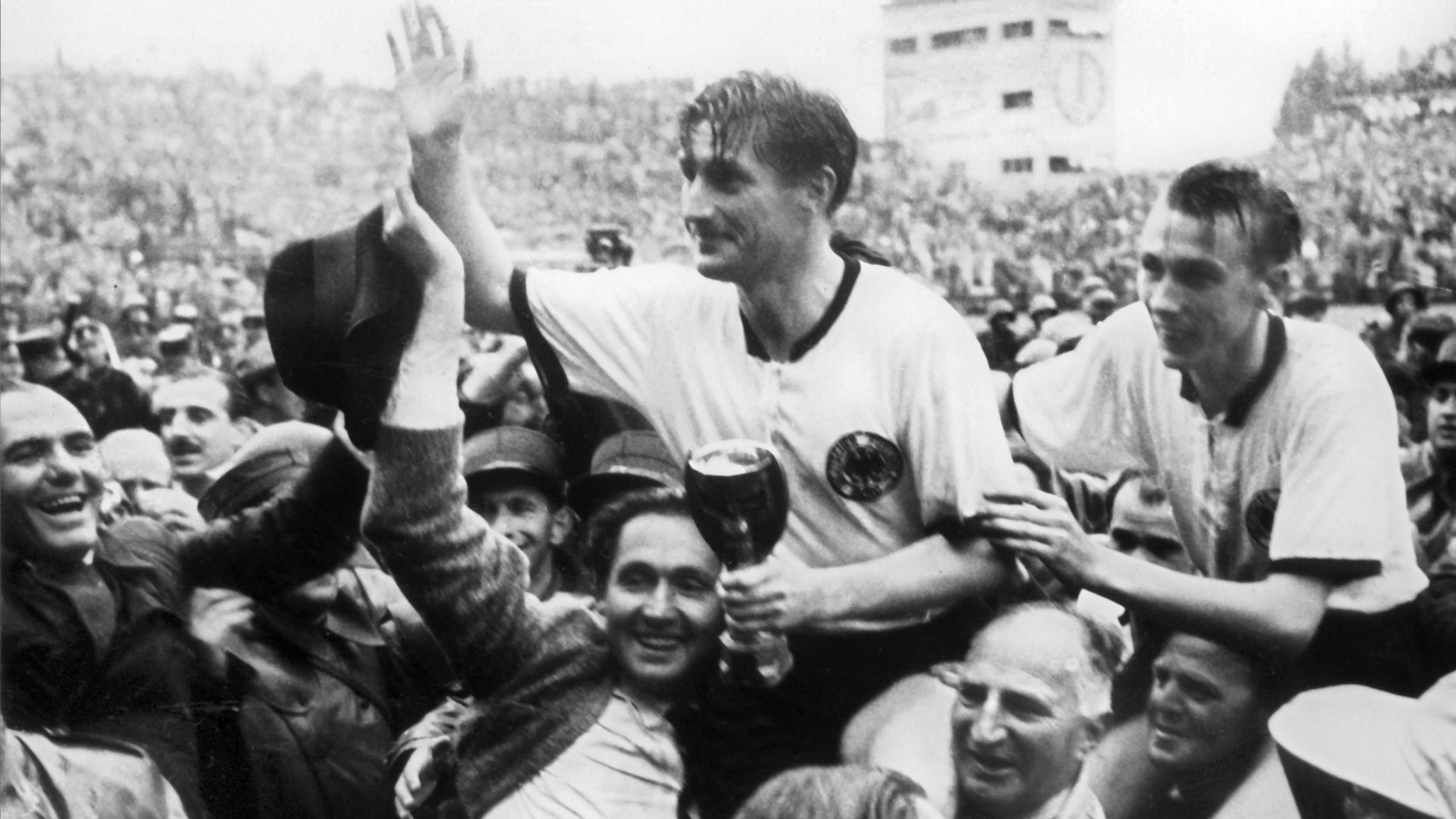 Die WM Helden von 1954 werden nach dem Finale von Fans auf den Schultern getragen