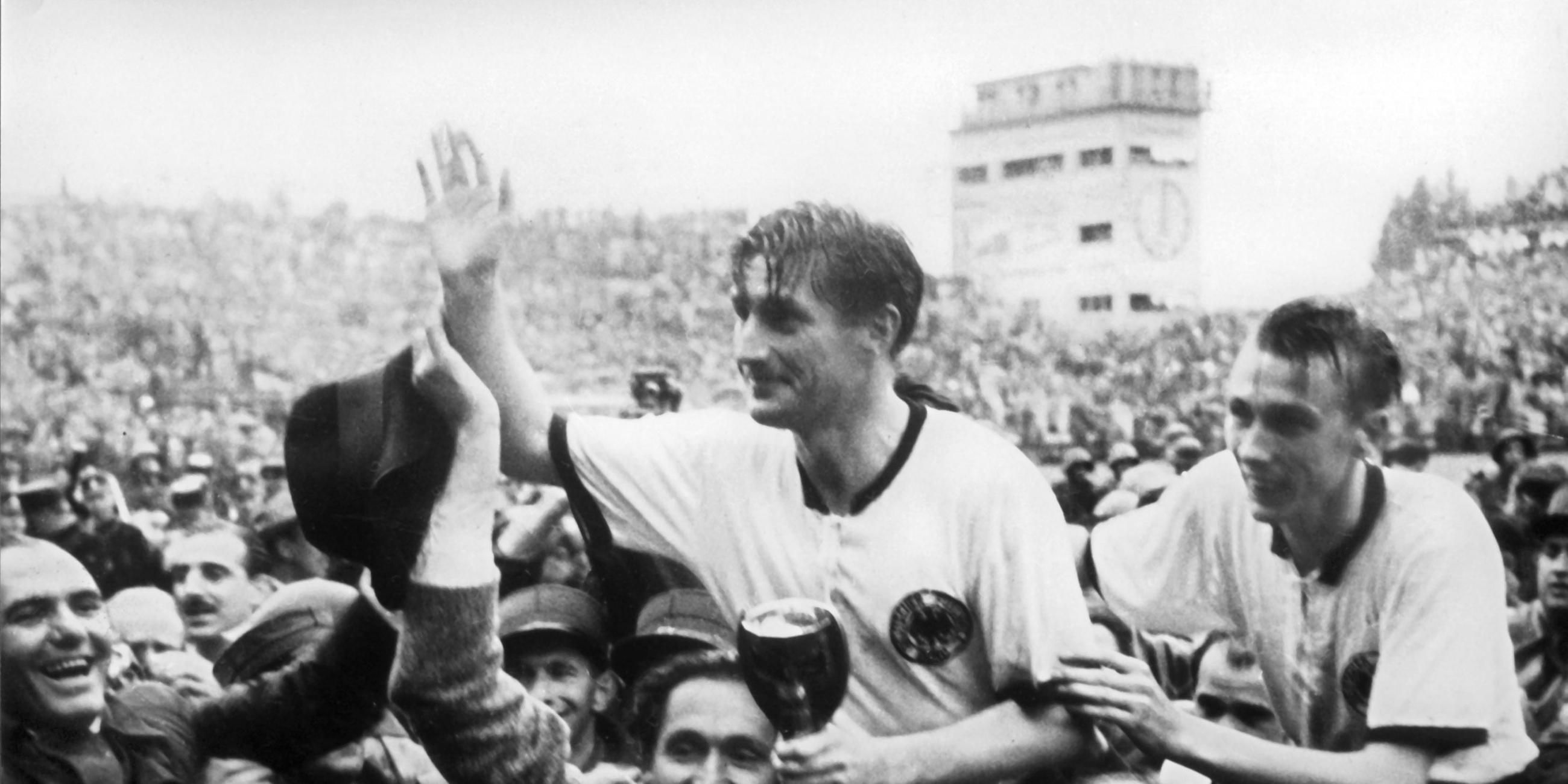 Die WM Helden von 1954 werden nach dem Finale von Fans auf den Schultern getragen