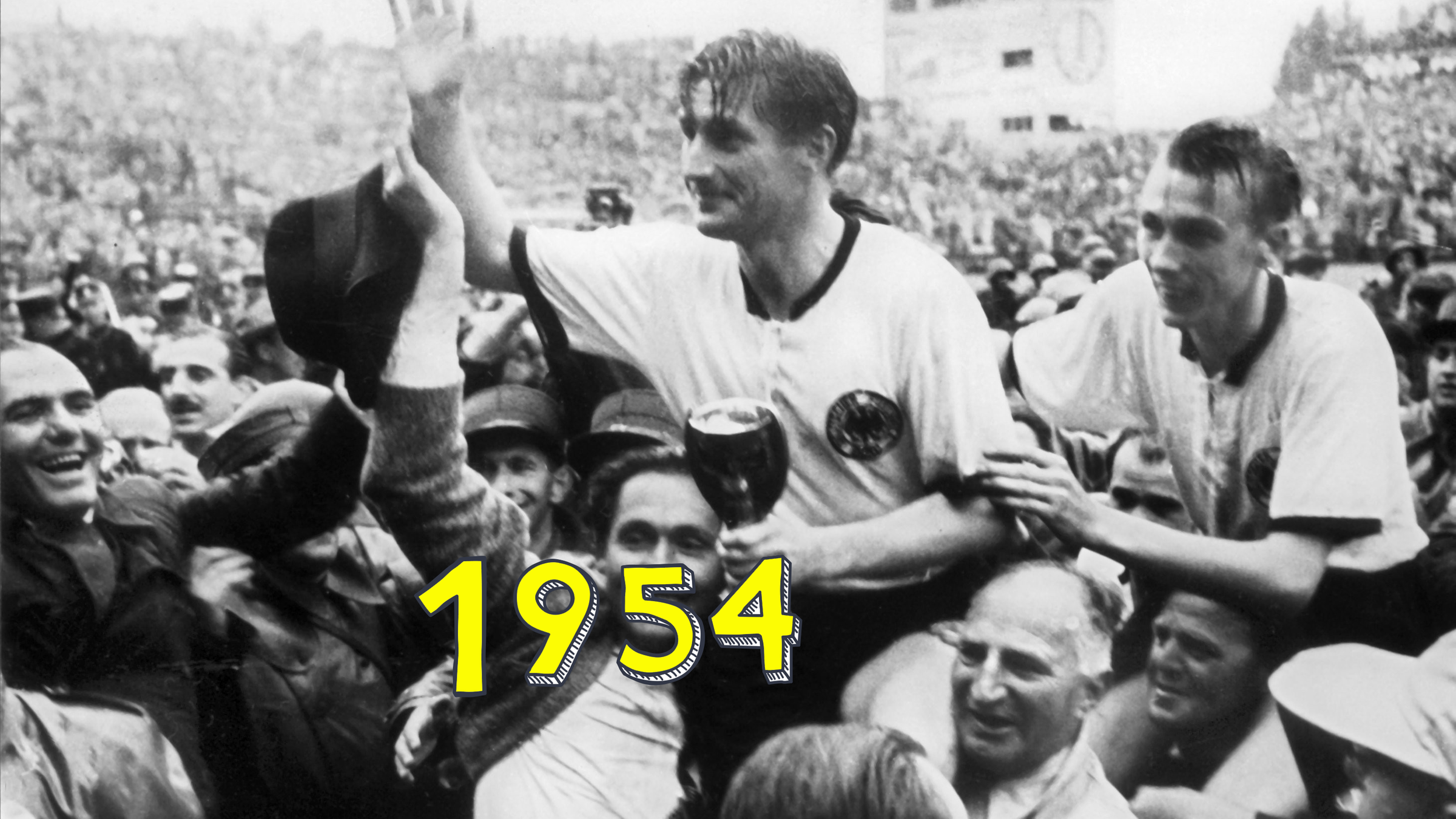 Die WM Helden von 1954 werden nach dem Finale von Fans auf den Schultern getragen