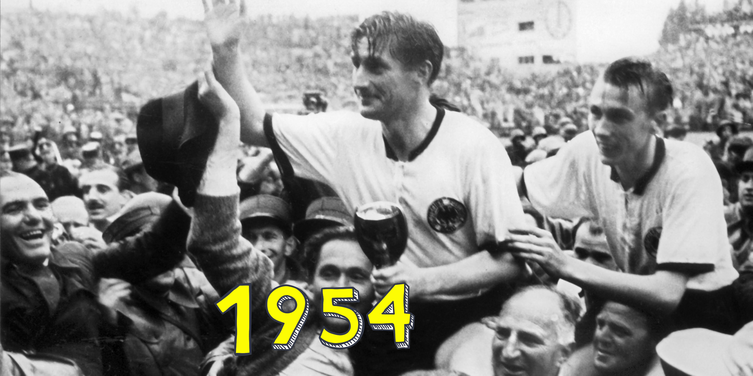 Die WM Helden von 1954 werden nach dem Finale von Fans auf den Schultern getragen