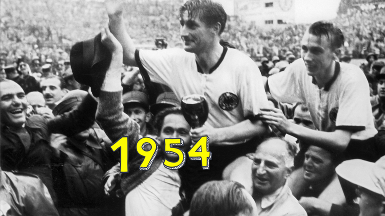 Die WM Helden von 1954 werden nach dem Finale von Fans auf den Schultern getragen