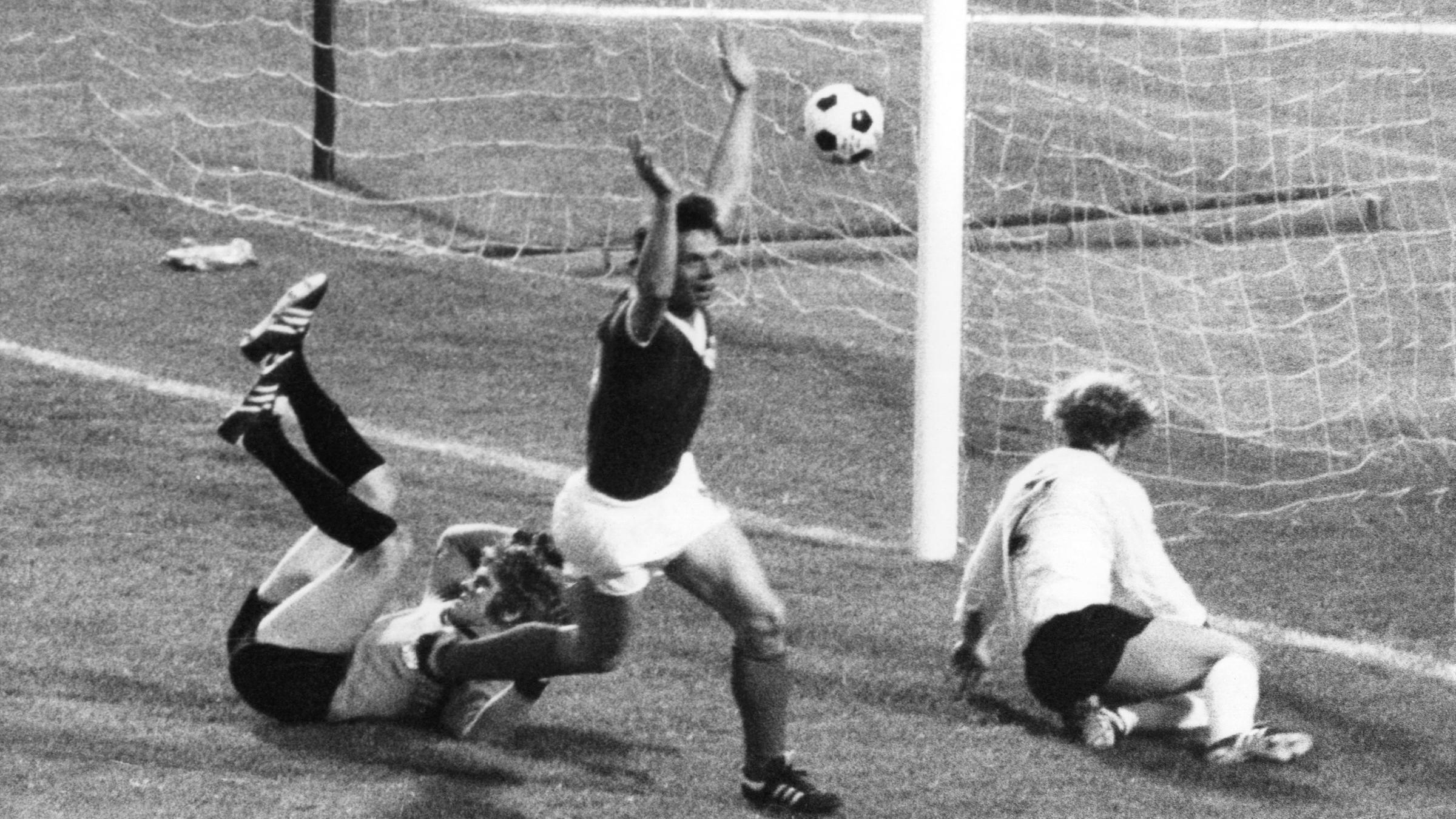 Jürgen Sparwasser schießt das Siegtor für die DDR gegen Deutschland, bei der WM 1974