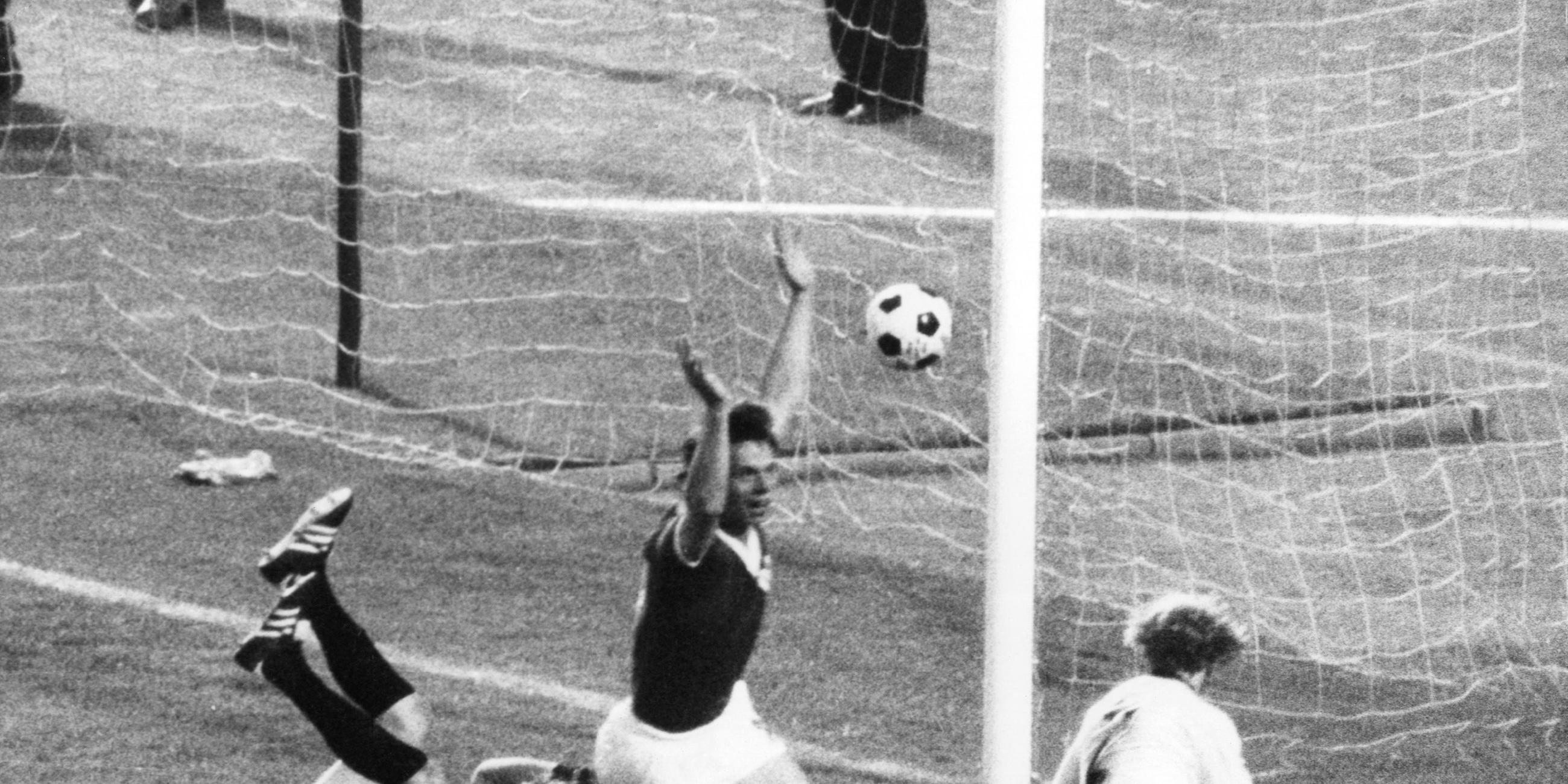 Jürgen Sparwasser schießt das Siegtor für die DDR gegen Deutschland, bei der WM 1974