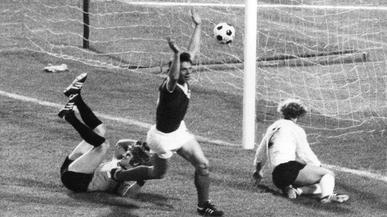 Jürgen Sparwasser schießt das Siegtor für die DDR gegen Deutschland, bei der WM 1974