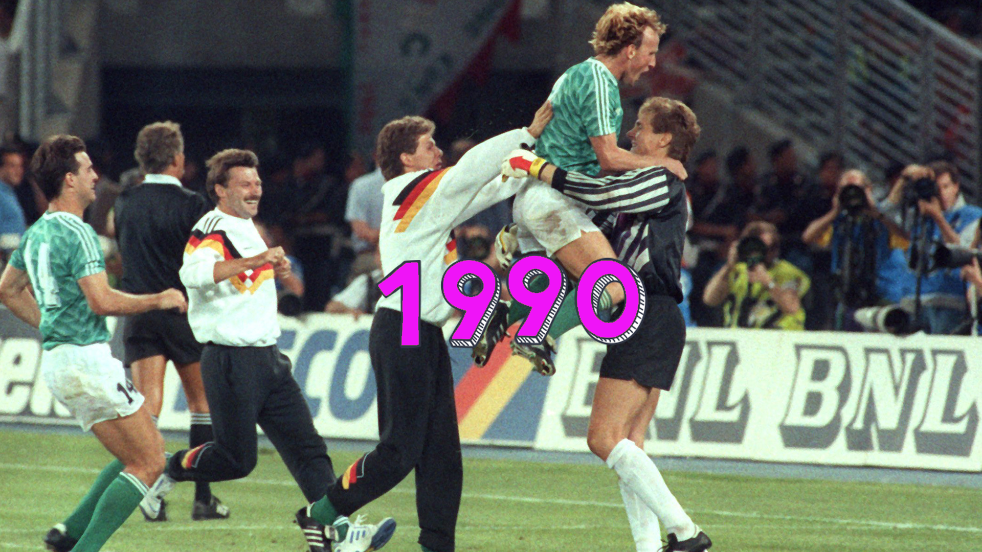 Nationaltorwart Bodo Illgner wird nach dem erfolgreichen Elfrmeterschießen gegen England bei der WM 1990 von seinen Mitspielern gefeiert.