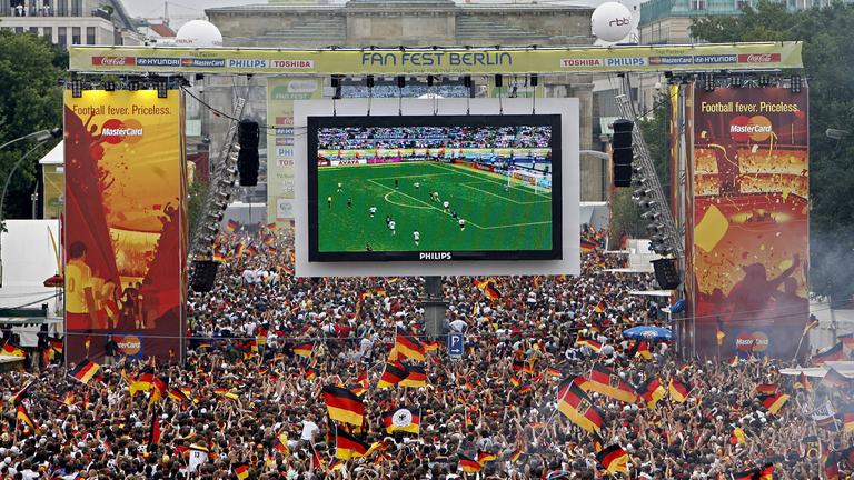 Tausende Fans verfolgen das WM-Spiel Deutschland - Argentinien auf der Fanmeile am Brandenburger Tor in Berlin. 