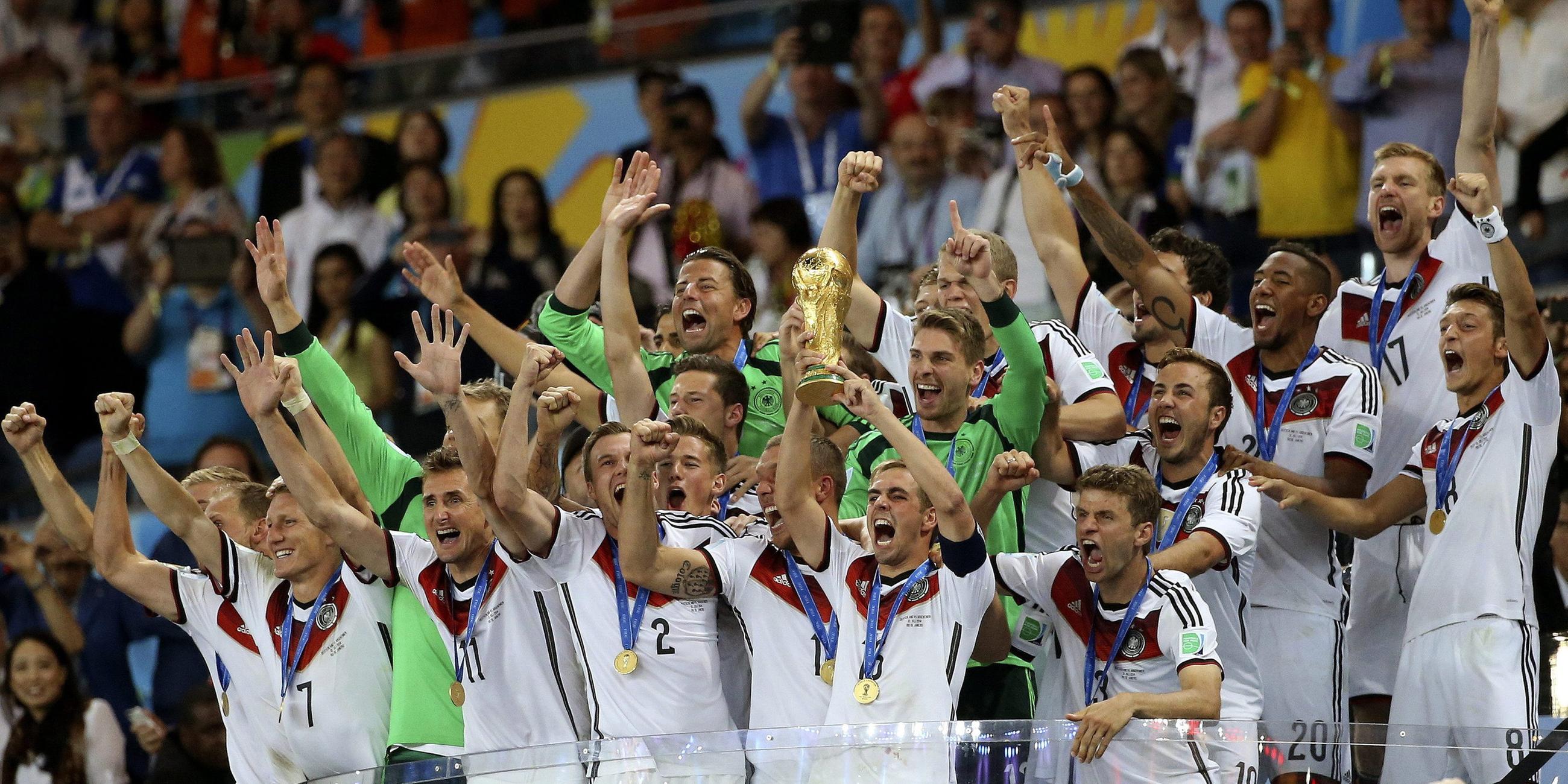 Nationalmannschaft jubelt über den WM Titel 2014