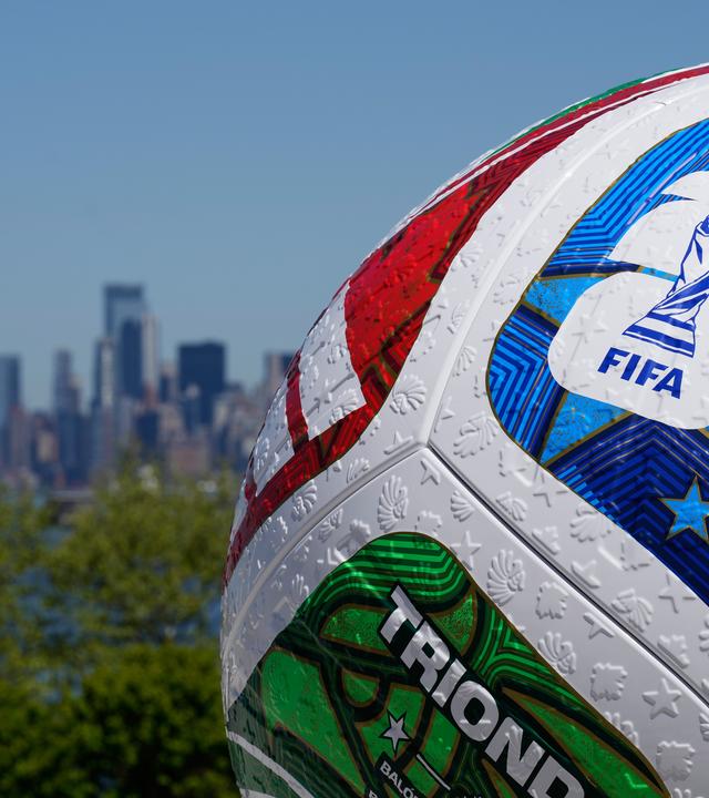 ARCHIV - 27.04.2026, USA, New York: Ein großer Fußball wird während einer Pressekonferenz im New Yorker Stadtteil Staten Island vor dem Hintergrund von Lower Manhattan aufgestellt.