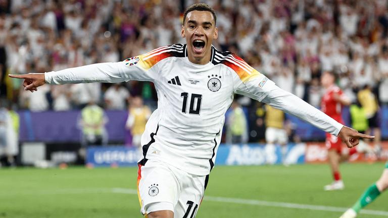 Jamal Musiala bejubelt sein Tor zum 2:0 gegen Dänemark bei der Fußball-EM 2024