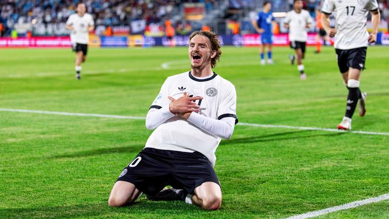 Nick Woltemade bejubelt sein Tor bei der U21 Europameisterschaft im Spiel gegen Slowenien