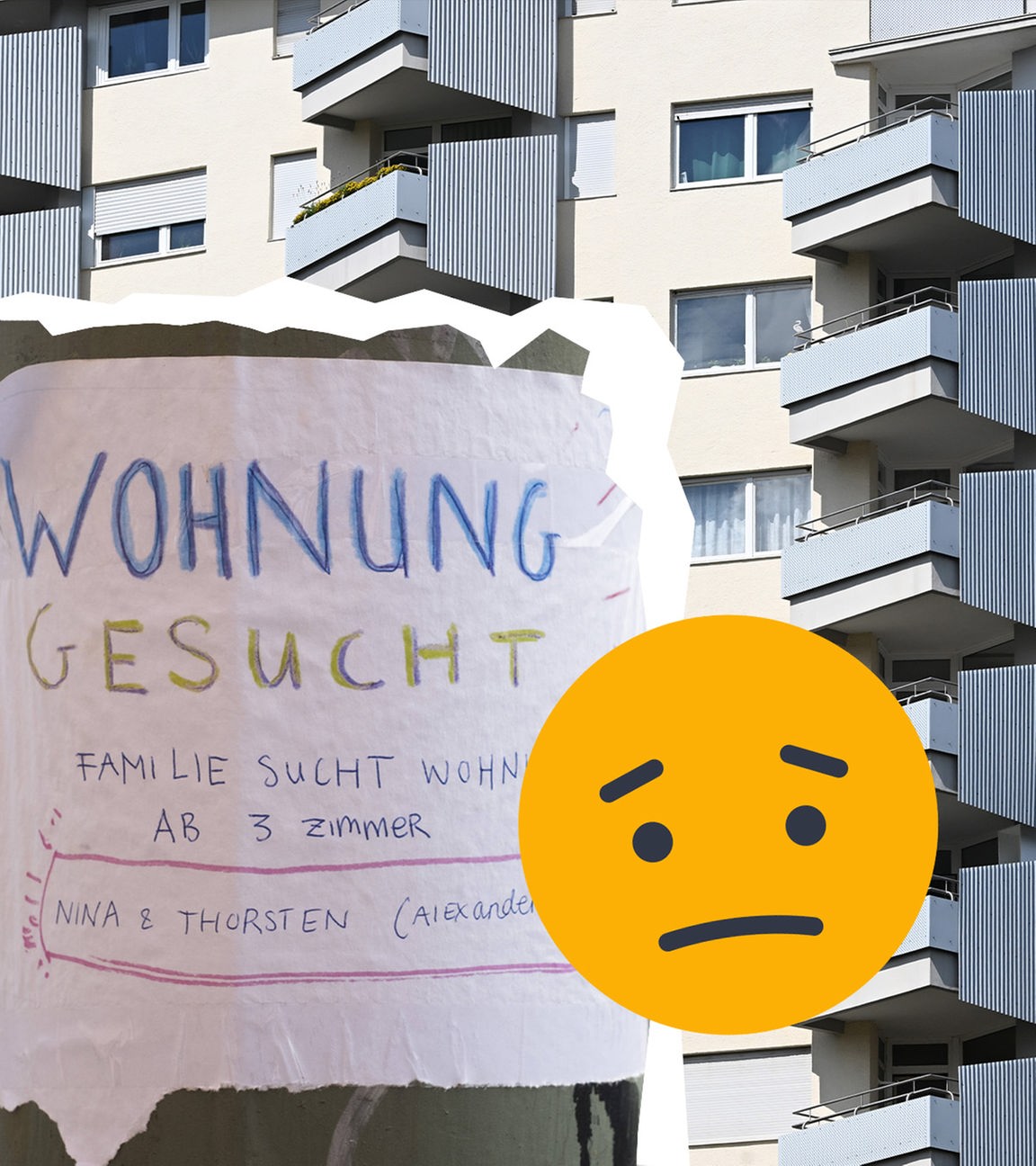 Im Hintergrund ist ein großes Wohnhaus zu sehen. Im Vordergrund steht ein Laternenmast, auf den ein Zettel mit der Aufschrift "Wohnung gesucht" geklebt ist, daneben ein trauriger Emoji.