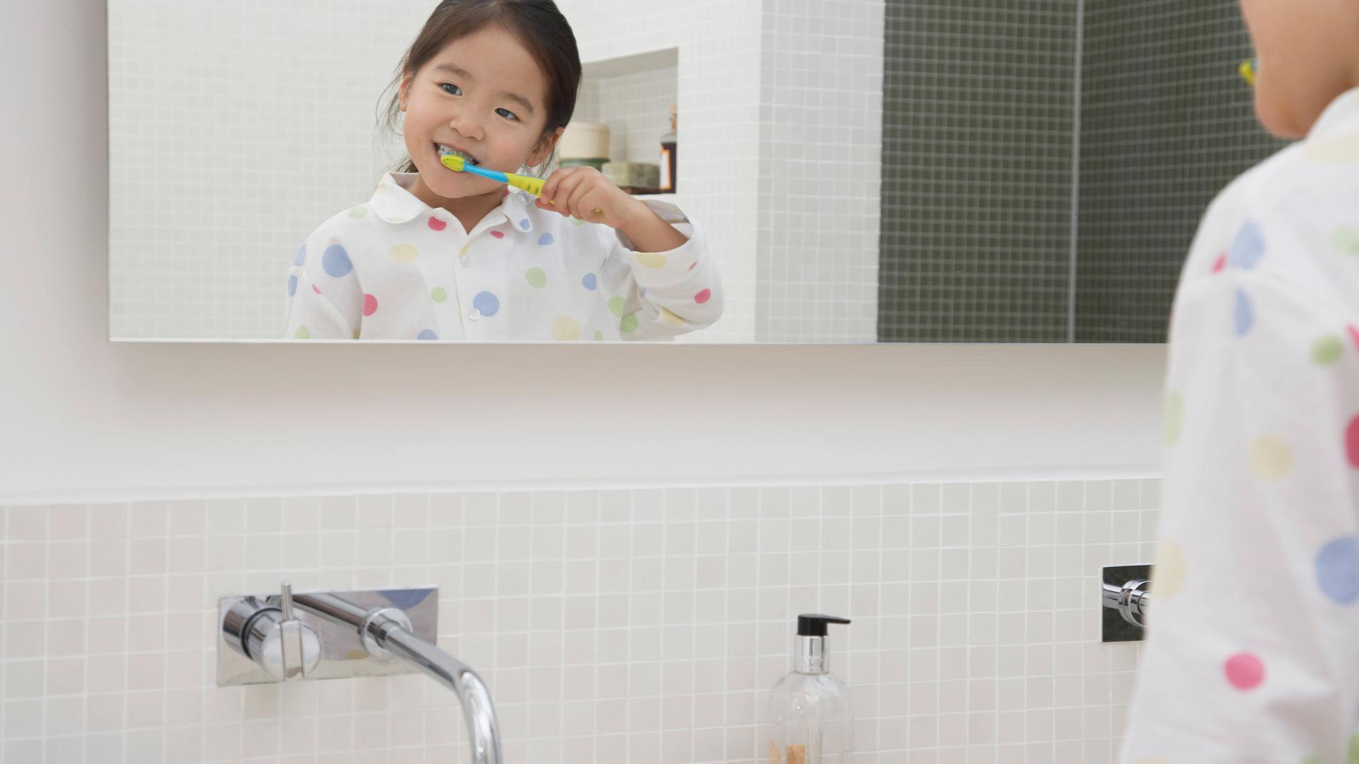 Ein Kind putzt Zähne.