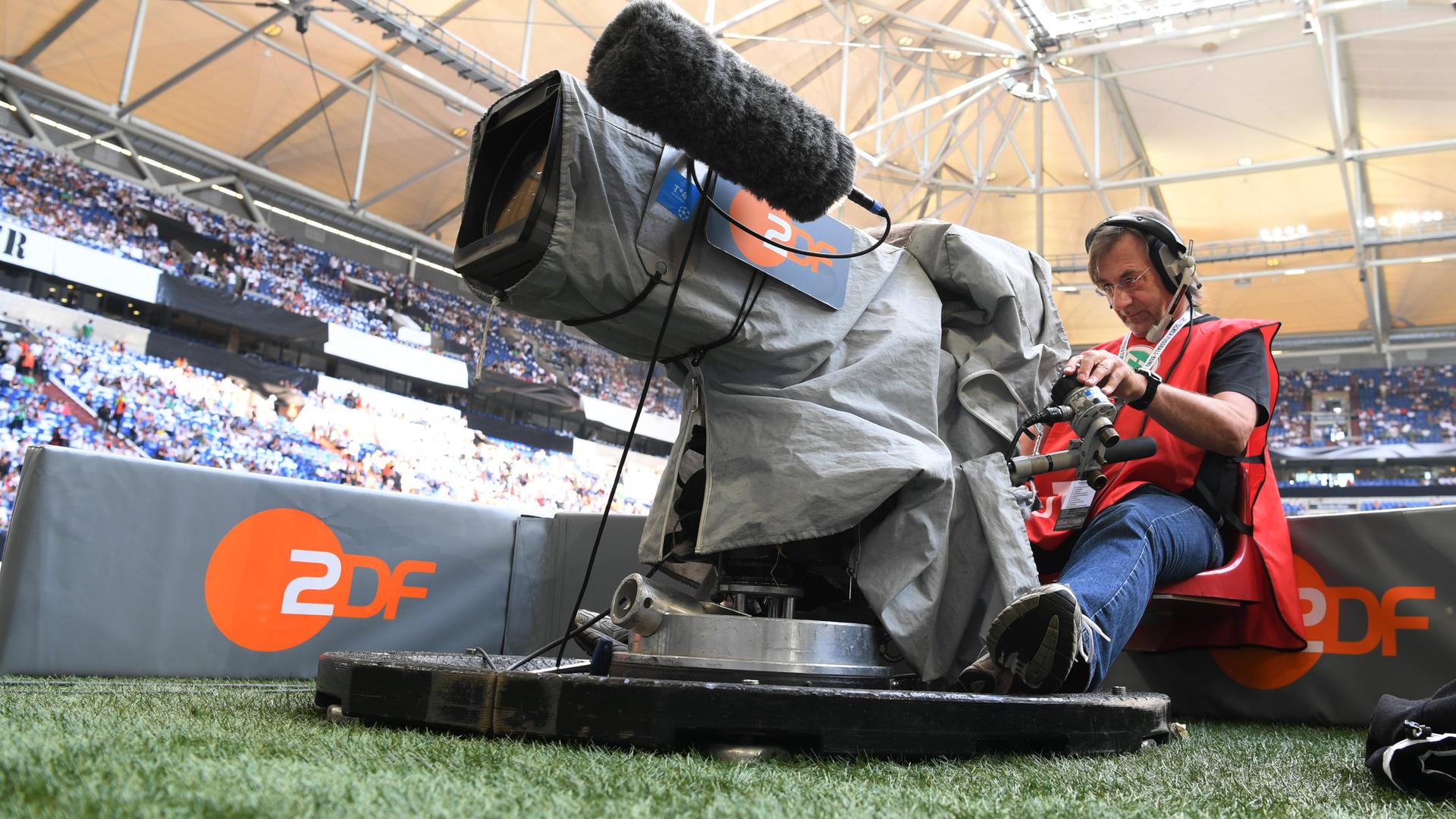 ZDF-Fernsehkamera im Fußballstadion