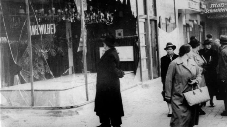 Ein zerstörtes Schaufenster nach der Pogromnacht