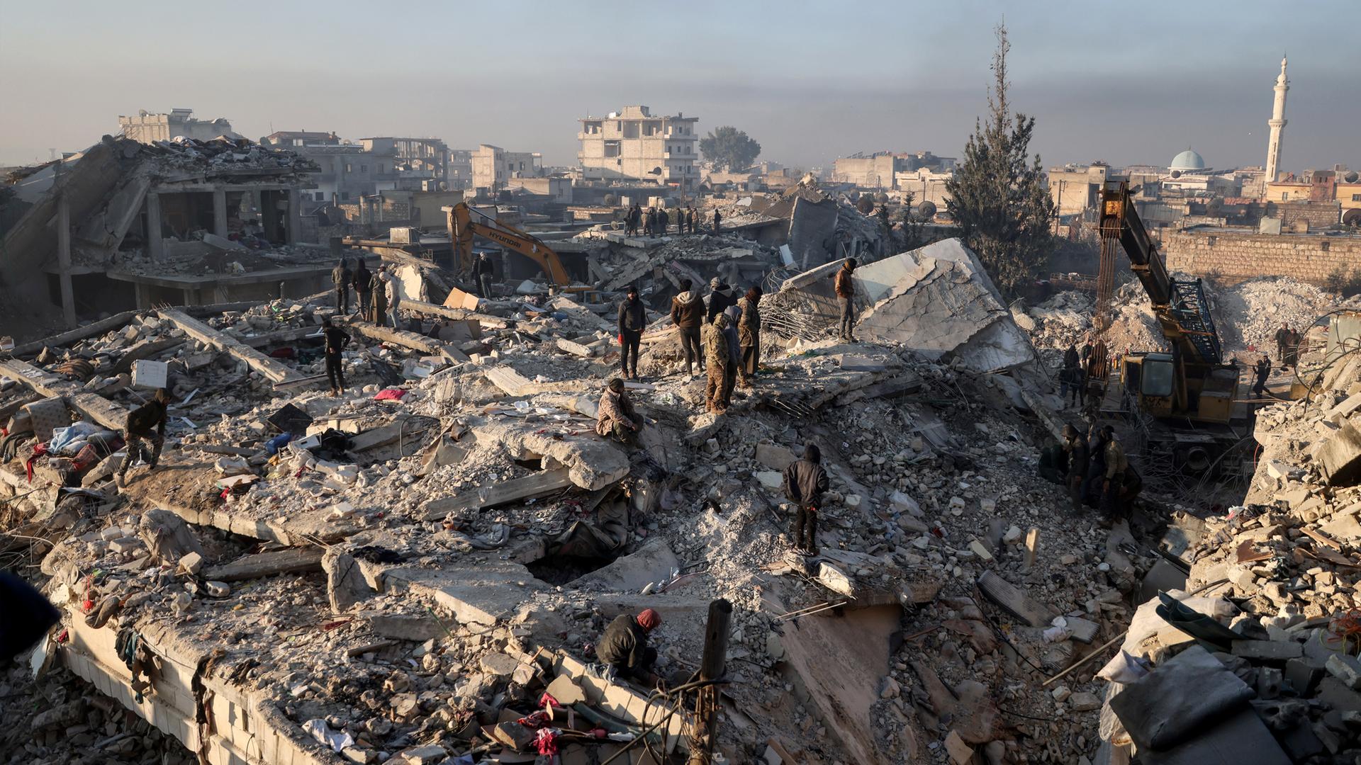 Ein Überblick über die Zerstörung, die das Erdbeben an der türkisch-syrischen Grenze angerichtet hat. Aufgenommen am 08.02.2023 in Jindires, Syrien