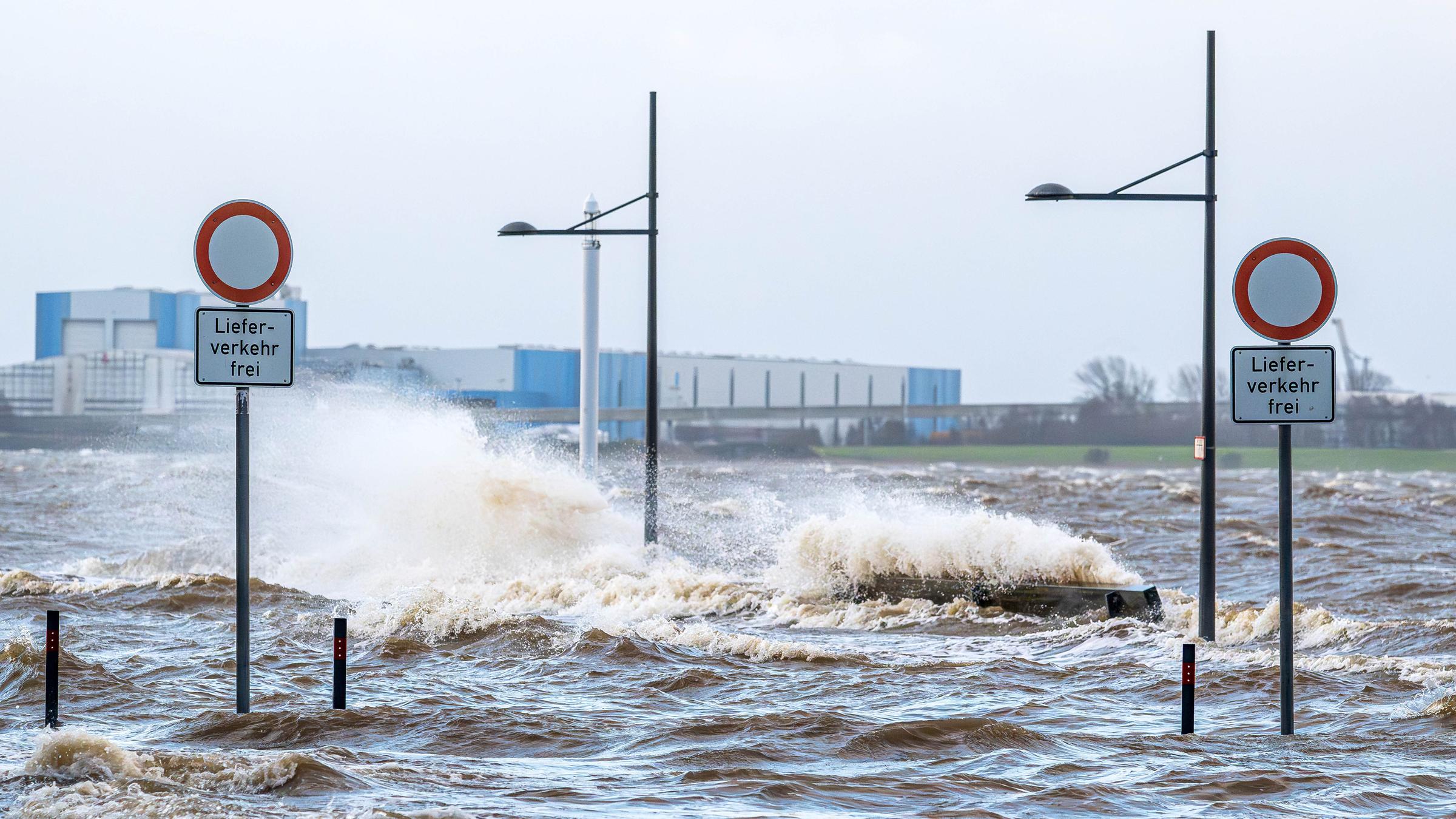 Der Willy Brandt Platz steht unter Wasser und Wellen schlagen an Verkehrsschildern vorbei