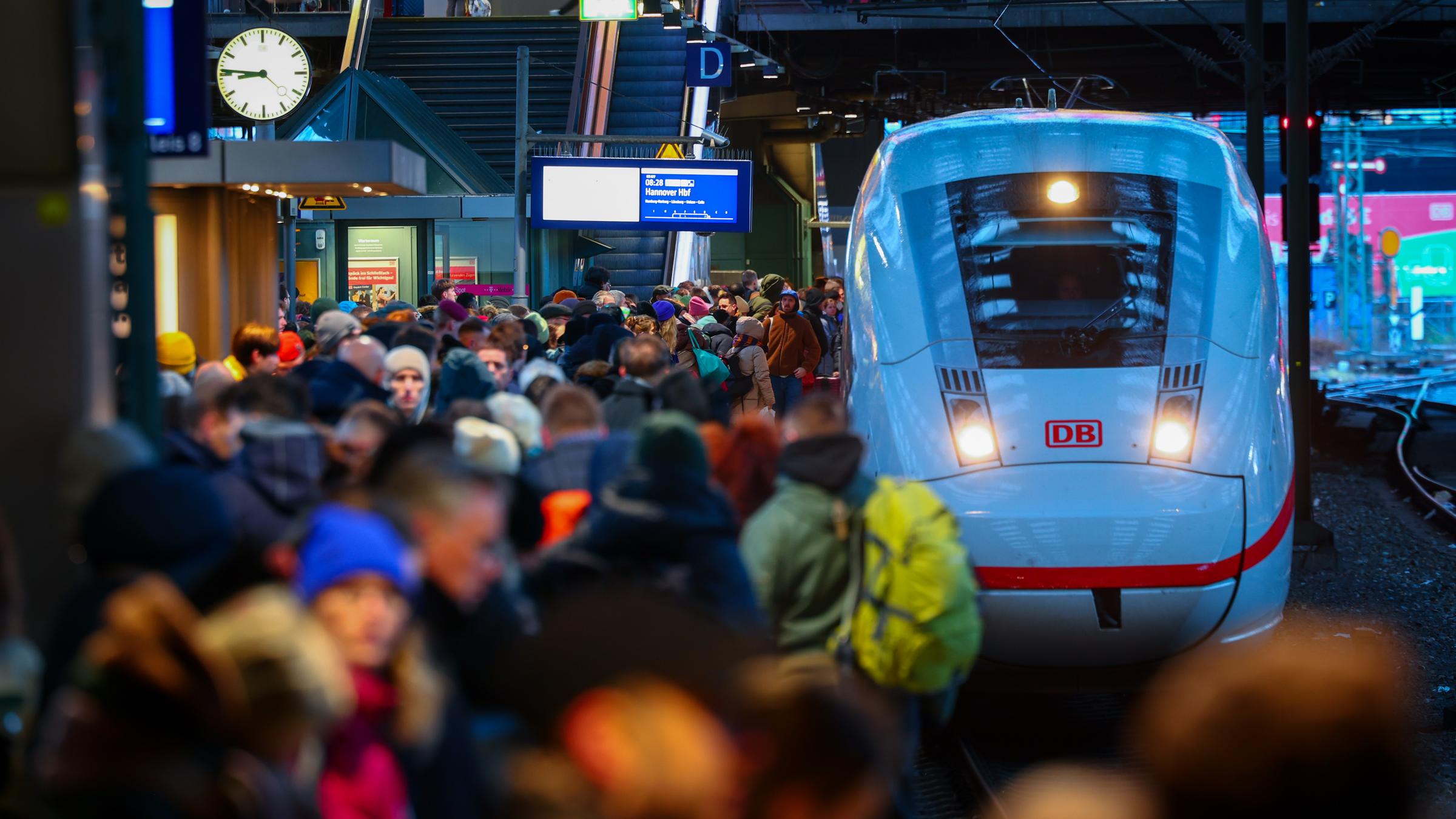 Zahlreiche Reisende warten auf einem vollen Bahnsteig am Hauptbahnhof auf ihren Zug