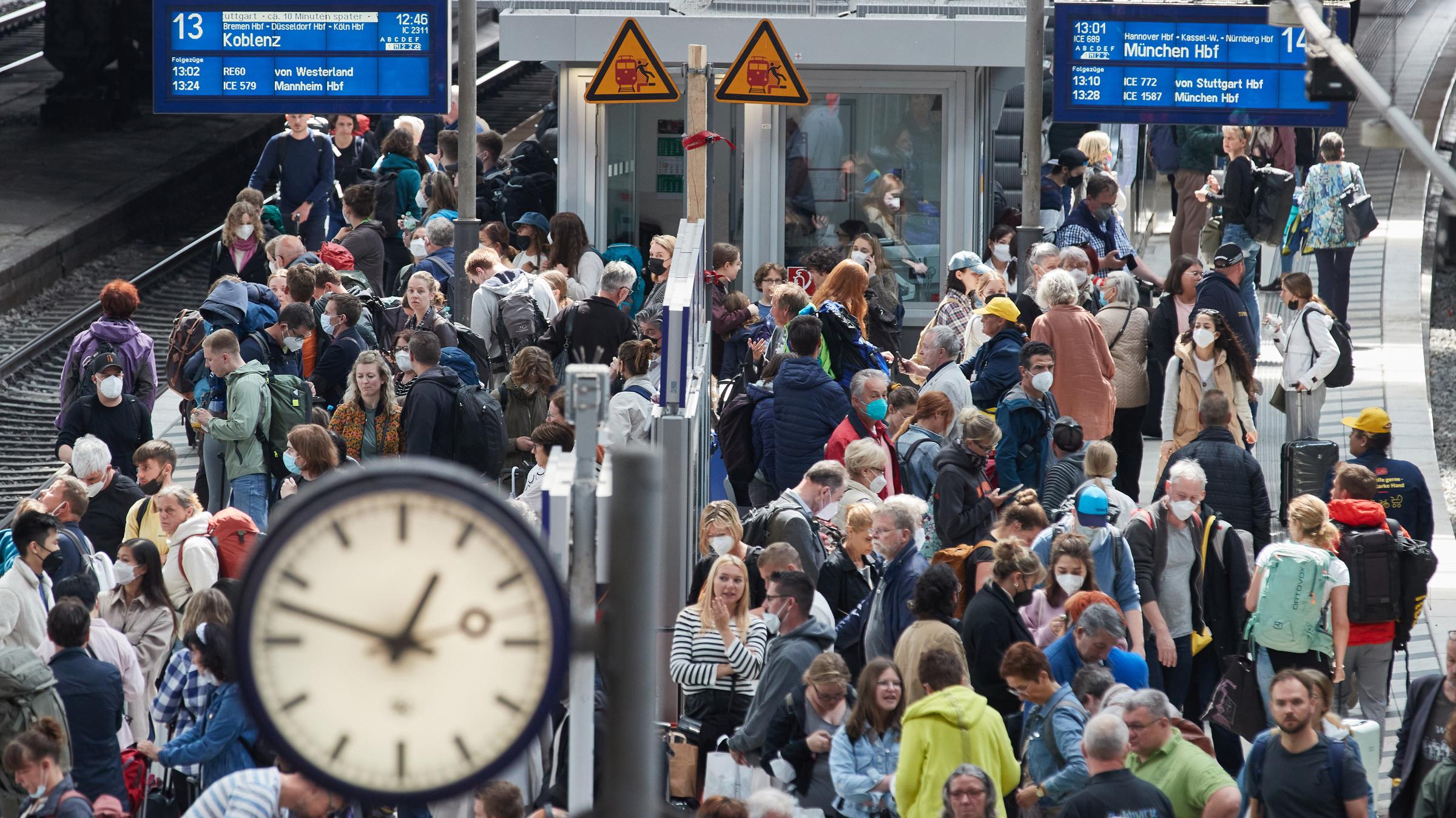 Zahlreiche Reisende stehen auf dem Bahnsteig am Gleis 13 und 14 am Hamburger Hauptbahnhof. 