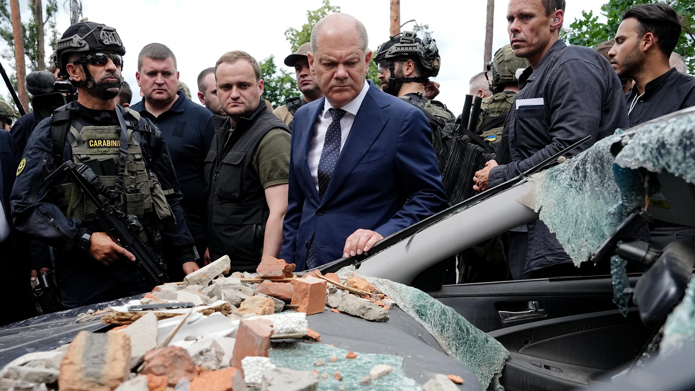 Olaf Scholz macht sich bei seinem Besuch in Kiew ein Bild von der Zerstörung.