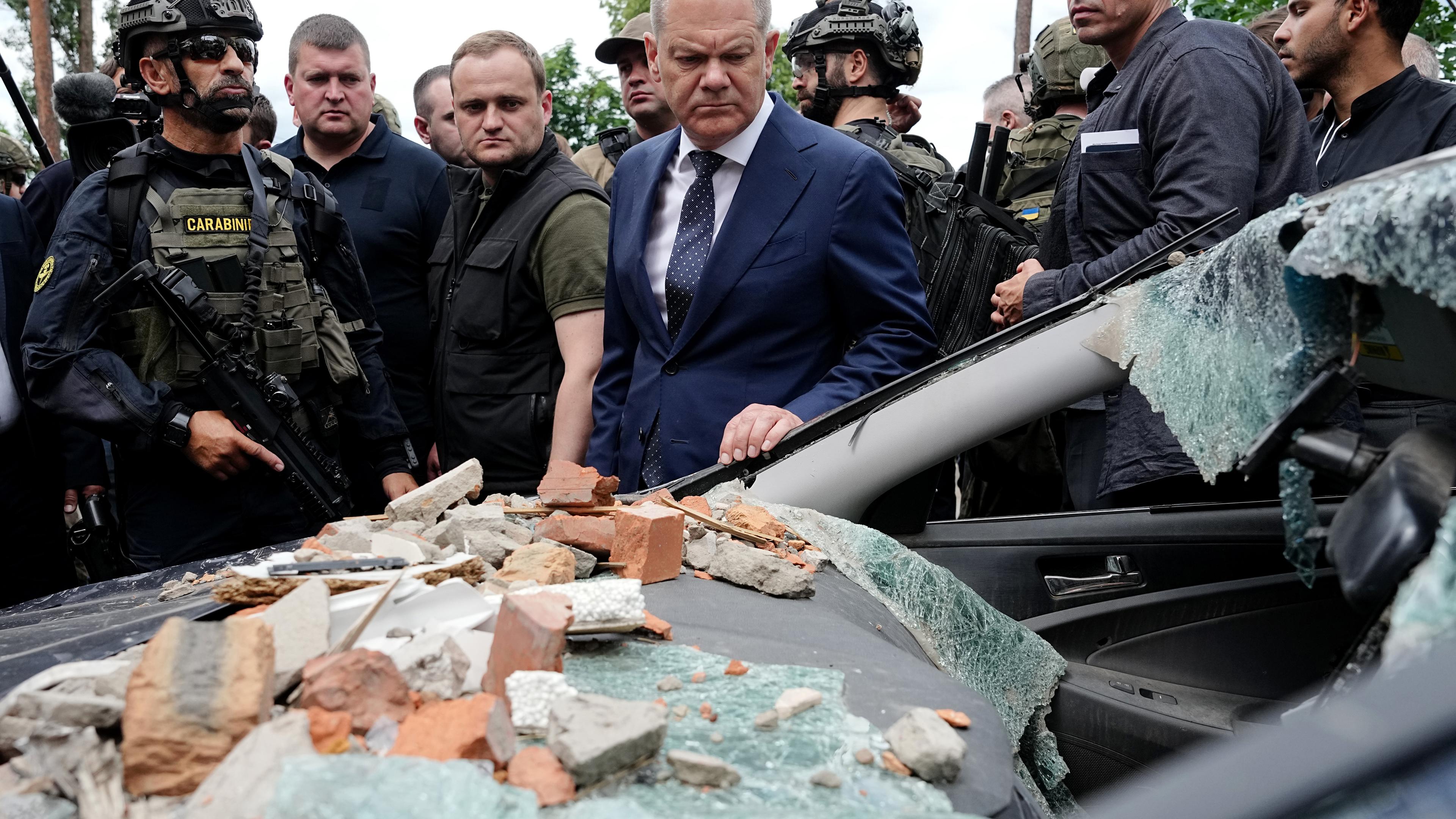 Olaf Scholz macht sich bei seinem Besuch in Kiew ein Bild von der Zerstörung.