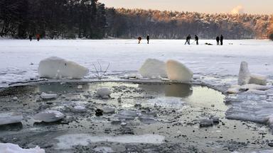 Zugefrorener See mit Wasserloch