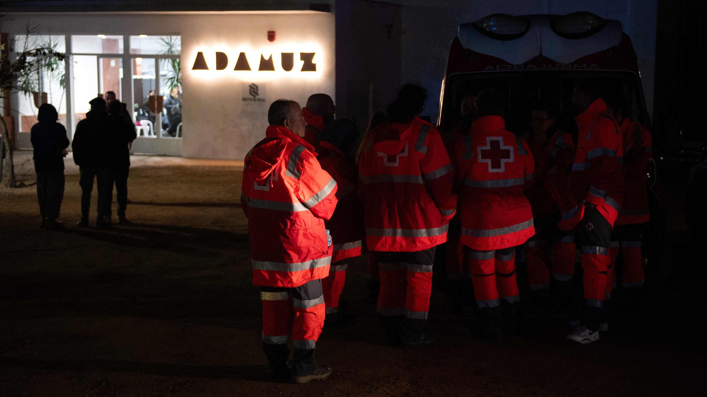 Mitglieder des Roten Kreuzes arbeiten nach einem Zugunglück in Adamuz, Südspanien, am frühen Morgen des 19.01.2026. 