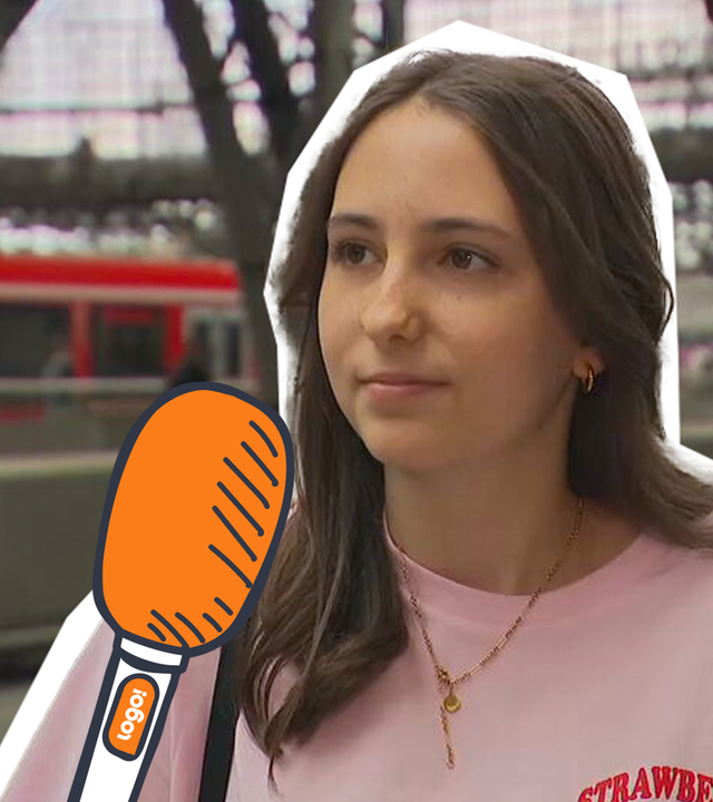 Ein Mädchen am Bahnhof 