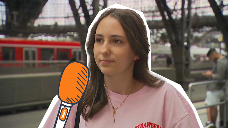 Ein Mädchen am Bahnhof 