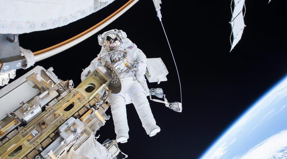 Zwei Astronauten haben ihren Außeneinsatz an der Internationalen Raumstation ISS aus Sicherheitsgründen vorzeitig abgebrochen. Im Helm eines US-Astronauten habe sich ein Wassertropfen gebildet.